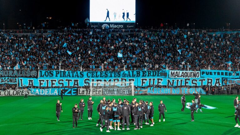 Multitud de hinchas de Belgrano en el banderazo en el Estadio Julio César Villagra