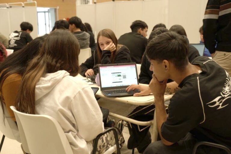 Estudiantes participando en talleres de inteligencia artificial en Córdoba