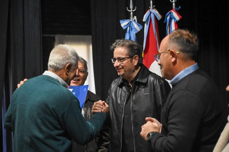 Entrega de escrituras de vivienda a familias de Villa Dolores