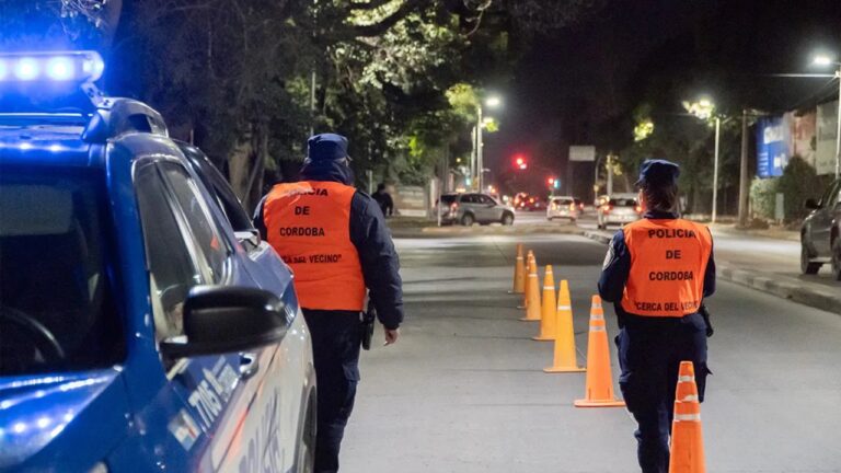 Operativo policial en barrio de Córdoba con efectivos y vehículos