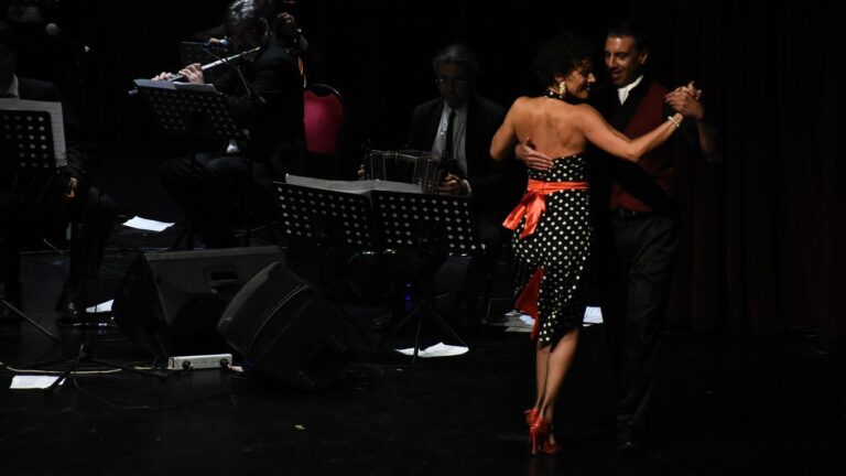 Mery Murúa y Claudio González en el escenario del Teatro del Libertador durante los conciertos del Día de la Revolución de Mayo