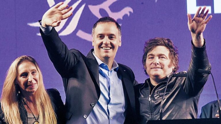 Javier Milei y Manuel Adorni en una conferencia de prensa