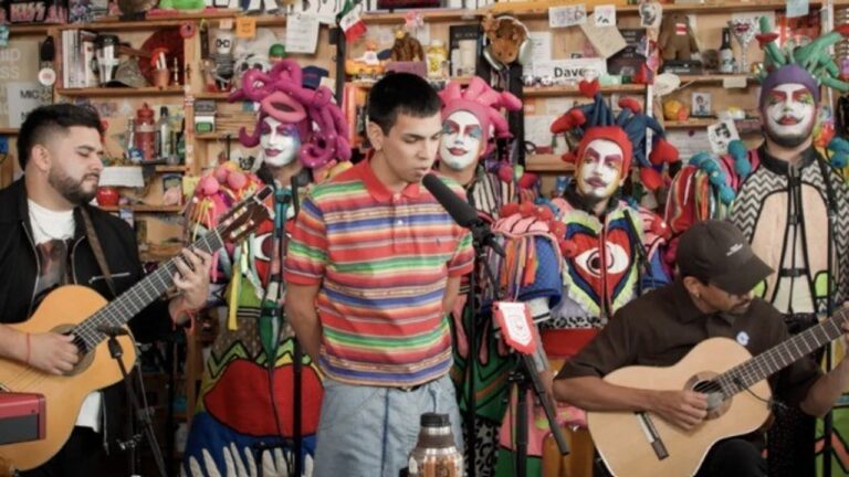Milo J tocando en el Tiny Desk de NPR con Agarrate Catalina