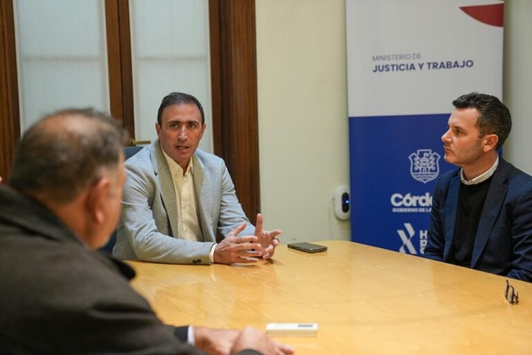 Firma del convenio entre el Ministerio de Justicia y Trabajo y el Colegio de Agrimensores de la Provincia de Córdoba