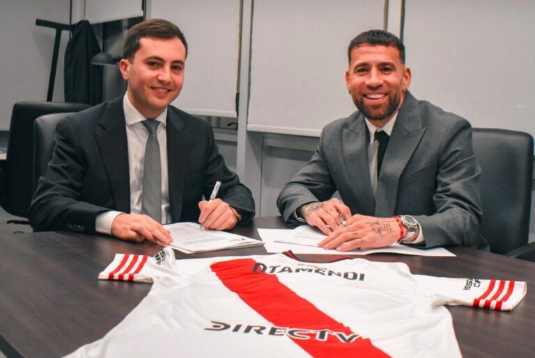 Nicolás Otamendi con la camiseta de River Plate durante su presentación