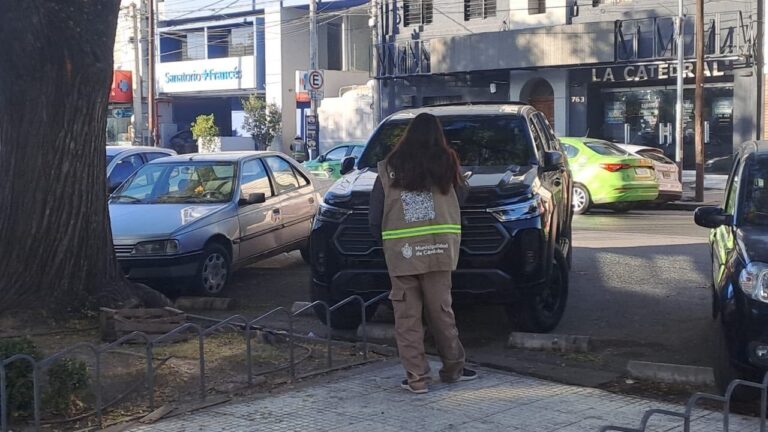Estacionamiento medido en la ciudad de Córdoba con nuevo sistema de pago digital y constatadores