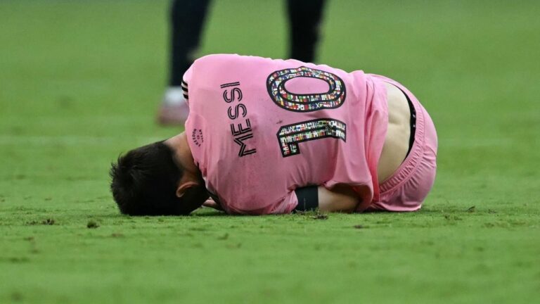 Lionel Messi durante un partido de Inter Miami tocándose el isquiotibial izquierdo