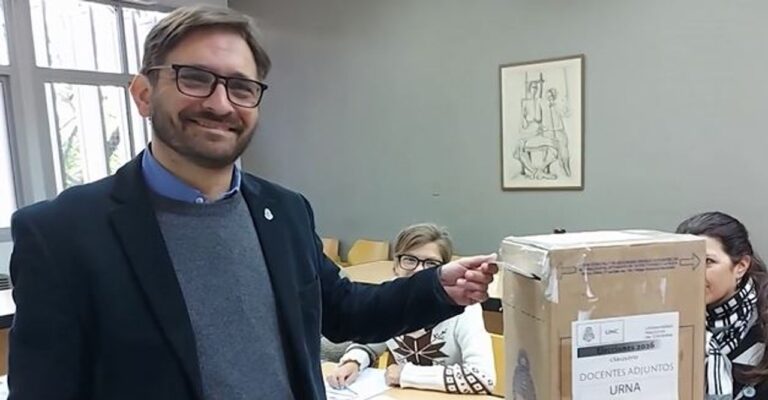 Pedro Pérez, candidato de VAMOS y decano de FAMAF, durante declaraciones sobre las elecciones de la UNC