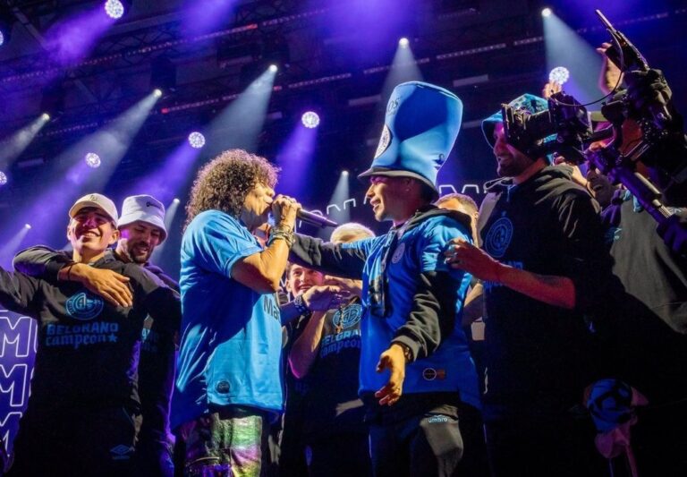 Plantel de Belgrano en el escenario del Festival Nacional del Cuarteto junto a La Mona Jiménez