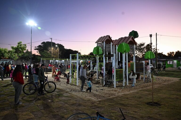 Plaza renovada del barrio Obispo Angelelli en la ciudad de Córdoba