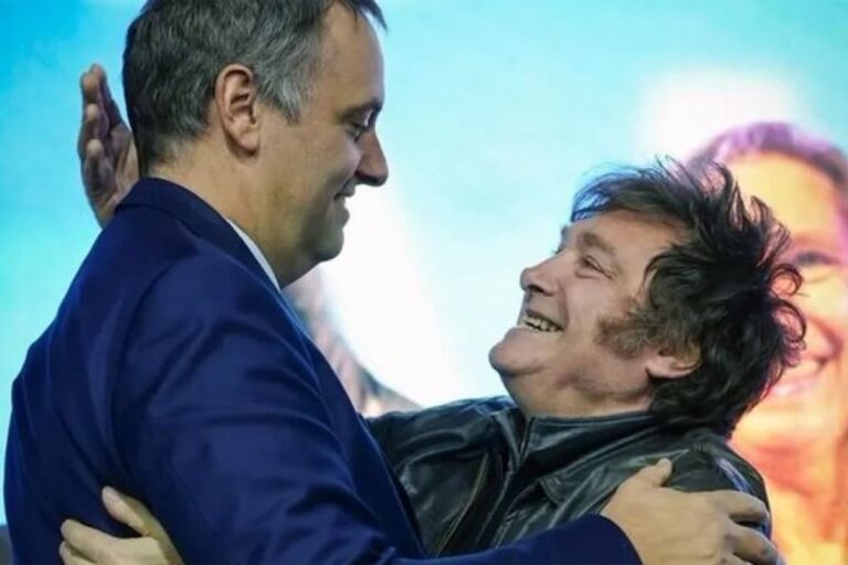 Manuel Adorni en conferencia de prensa, al centro, con gesto serio