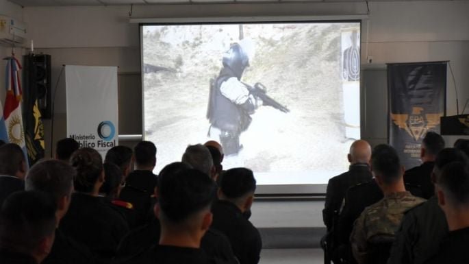 Efectivos policiales durante entrenamiento con escopetas tácticas en Córdoba