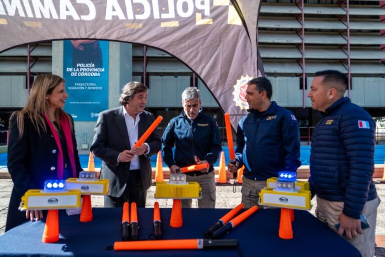 Personas participan en actividades de la Feria Vial en la Plaza San Martín