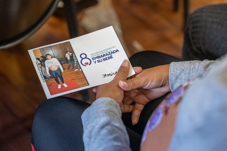 Persona gestante sosteniendo su vientre, representando el acompañamiento del Programa Provincial de Protección de la Embarazada y su Bebé en Córdoba
