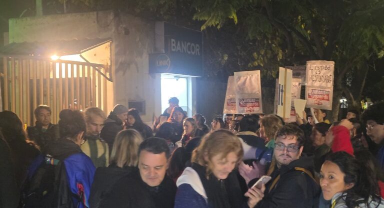 Manifestantes frente al edificio de Tribunales II en Córdoba