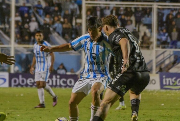Jugadores de Racing de Nueva Italia durante el partido contra Central Norte de Salta en el estadio Miguel Sancho