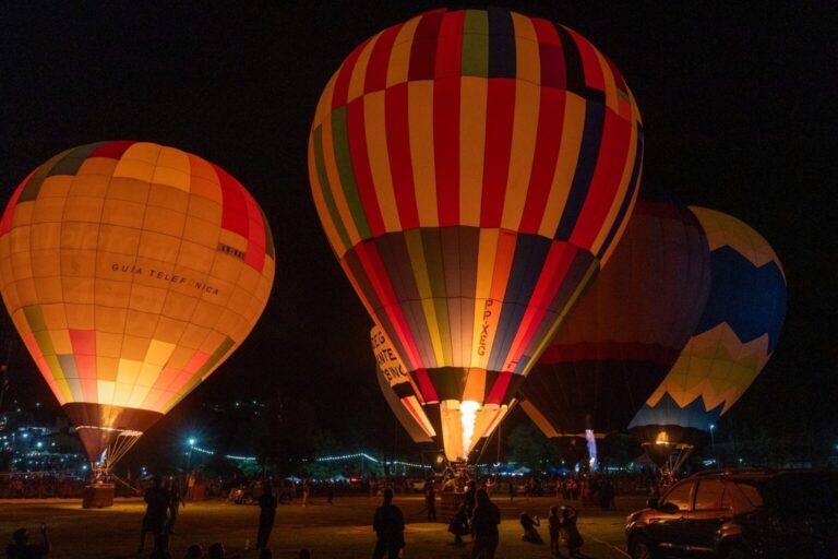 Globos aerostáticos iluminados durante el Encuentro de Globos Aerostáticos en Río Ceballos