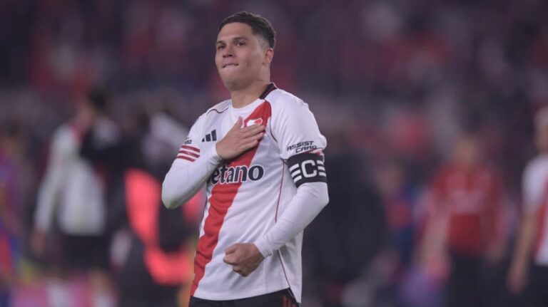 Estadio Monumental con jugadores de River Plate y Gimnasia en el campo