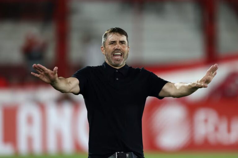 Matías Viña durante un partido de River Plate