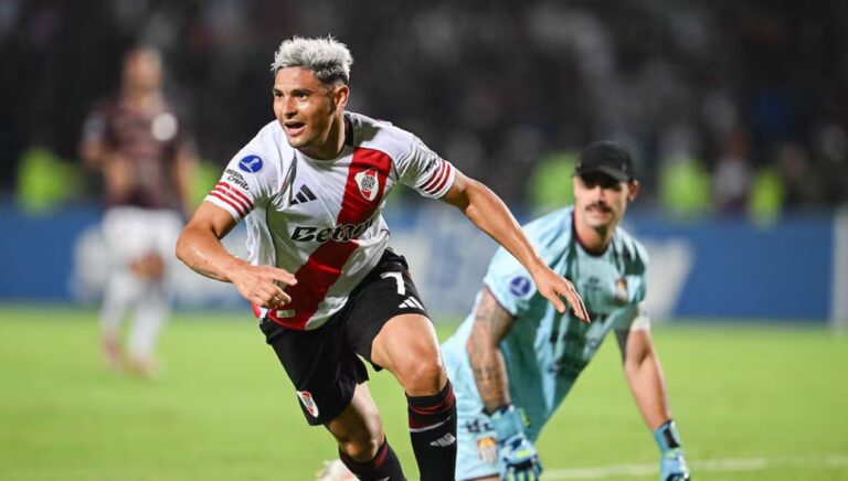 Jugadores de River Plate celebrando el gol del triunfo ante Carabobo en Venezuela