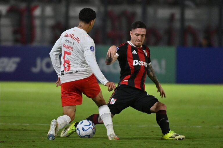 Jugadores de River Plate celebrando el gol de Martínez Quarta ante Bragantino