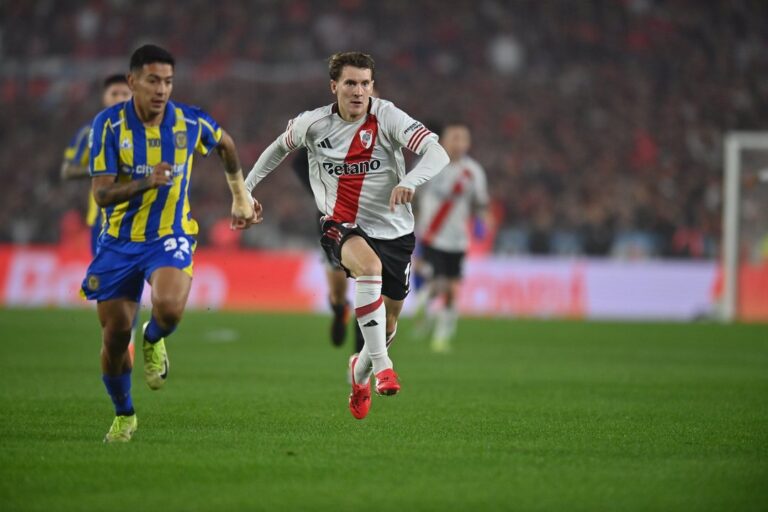Estadio Kempes de Córdoba con banderas de River Plate