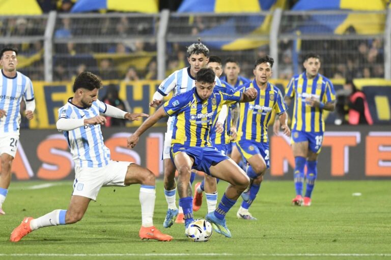 Jugadores de Rosario Central celebrando el gol de la victoria ante Racing en el Gigante de Arroyito