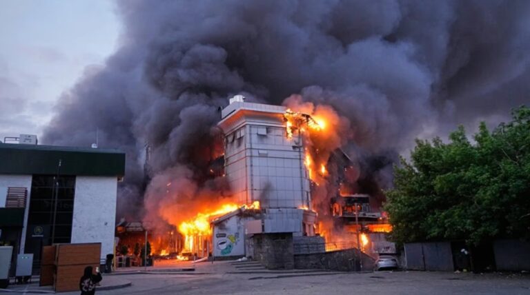 Vista de daños en edificios residenciales tras bombardeo en Kiev