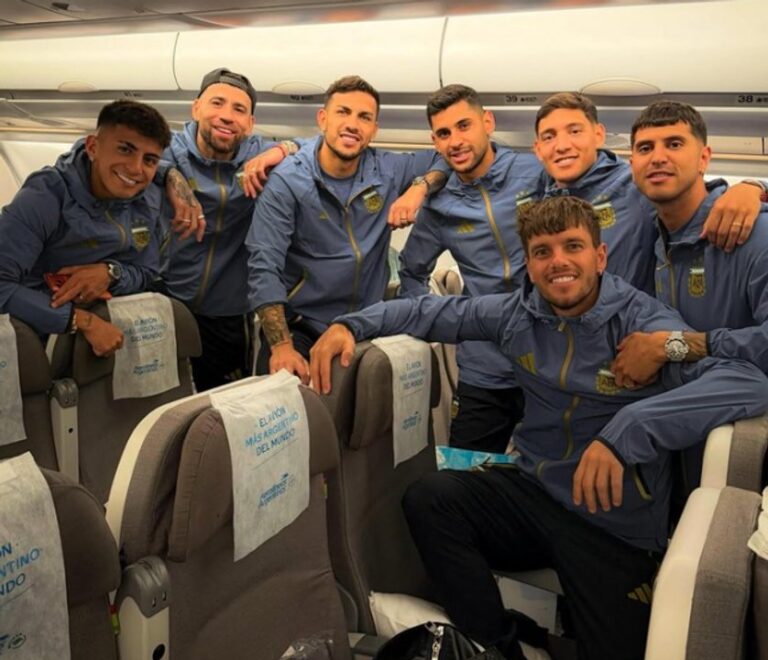 Plantel de la Selección Argentina abordando el avión en Ezeiza rumbo a Estados Unidos