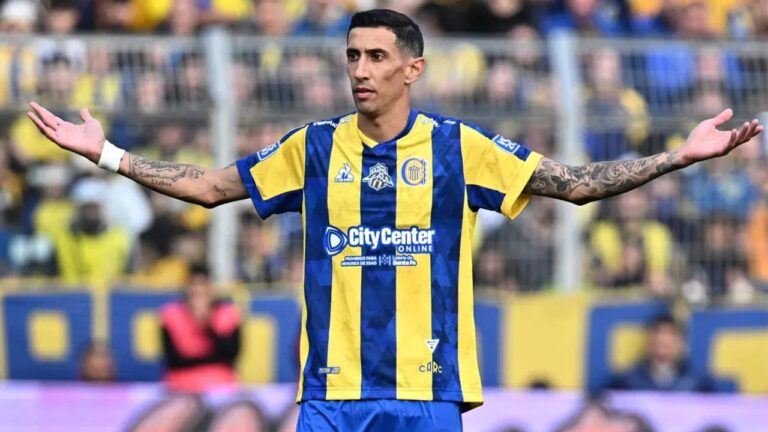 Ángel Di María con la camiseta de Rosario Central en el estadio Monumental