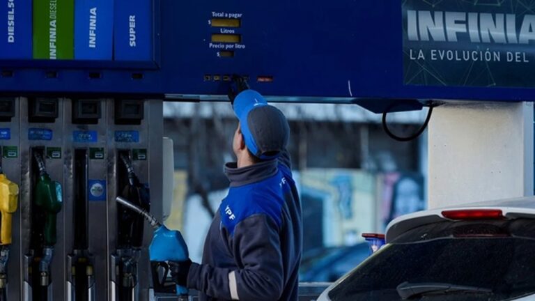 Pizarras de precios de combustible en una estación de servicio de Córdoba