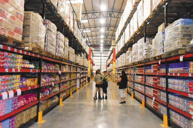 Estantería de supermercado mayorista con productos en oferta y cartel de descuento