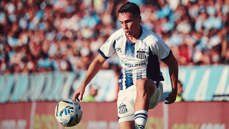 Partido de fútbol entre Talleres y Atlético Tucumán en el estadio Marcelo Bielsa