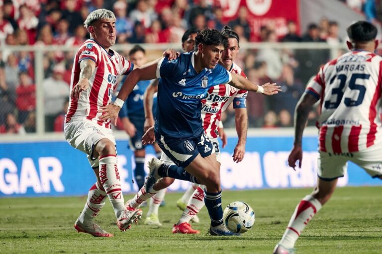 Jugadores de Talleres celebrando un gol ante Unión en el estadio 15 de Abril