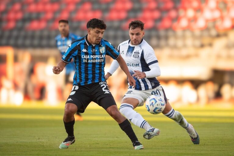 Jugadores de Talleres y Atlético Tucumán durante el partido de Copa Argentina en Rosario