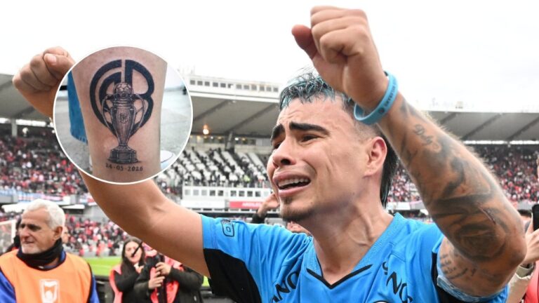 Tatuador trabajando en un diseño de tatuaje de Belgrano en Córdoba