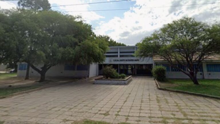 Fachada del colegio Sócrates Anaya en Río Cuarto