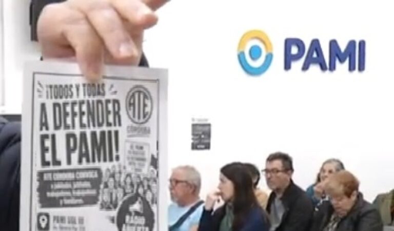 Trabajadores del PAMI con carteles de protesta frente a la sede en Córdoba