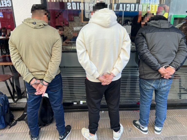 Policía detiene a tres hombres en la zona bancaria de Córdoba