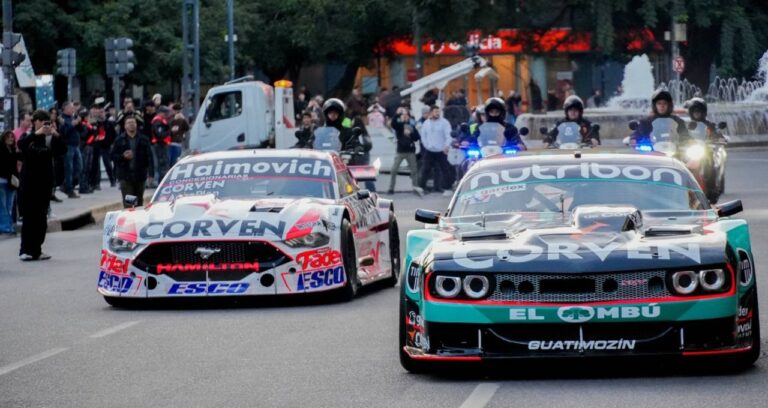 Exhibición de autos del Turismo Carretera en el Paseo del Buen Pastor de Córdoba