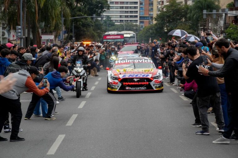 Autos de Turismo Carretera en el Paseo del Buen Pastor de Córdoba durante la presentación oficial
