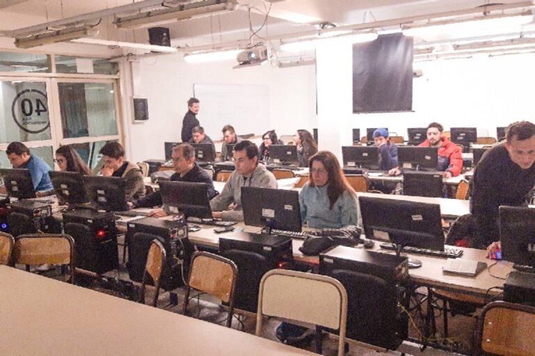 Edificio de la Universidad Nacional de Córdoba con señal de wifi