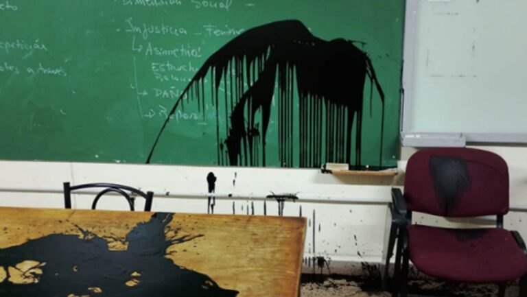 Aula vandalizada de la Facultad de Filosofía y Humanidades de la UNC con pintura negra en paredes