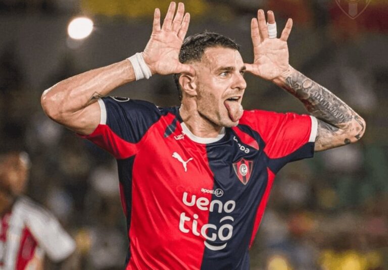 Pablo Vegetti celebrando su golazo con la camiseta de Cerro Porteño en la Copa Libertadores