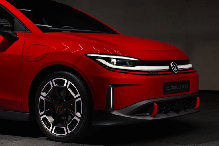 Volkswagen ID. Polo GTI eléctrico en vista frontal, con línea roja característica y llantas deportivas