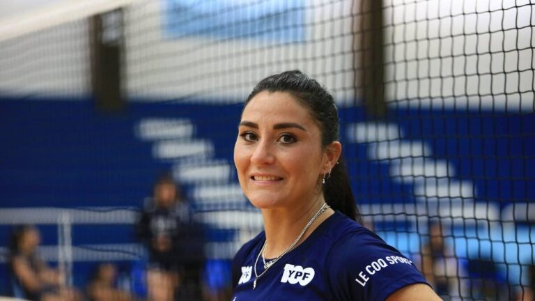 Yamila Nizetich sosteniendo su biografía