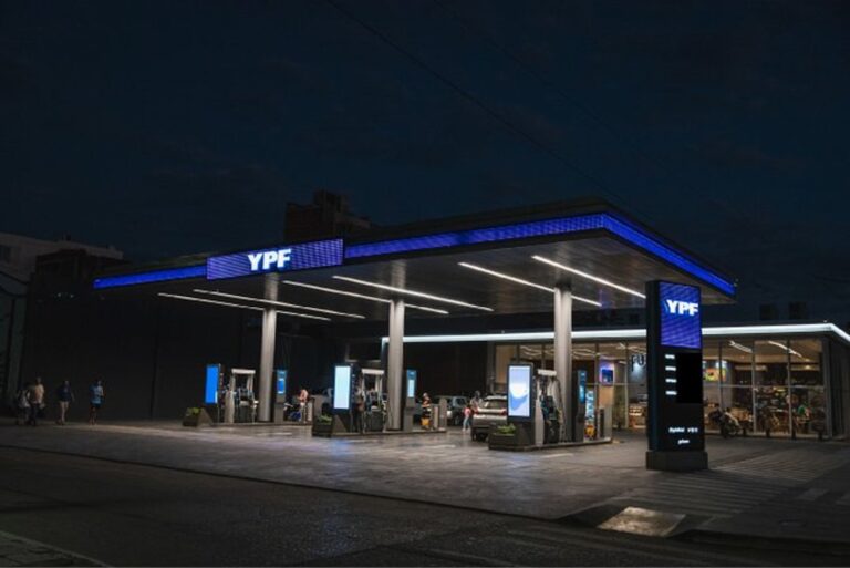 Estación de servicio YPF en Córdoba con cartel de precios