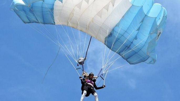 Paracaidistas durante una competencia de precisión en el cielo de Alta Gracia