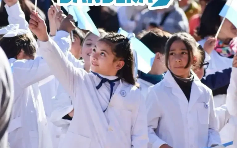 Alumnos de cuarto grado durante la Promesa de Lealtad a la Bandera en Bialet Massé