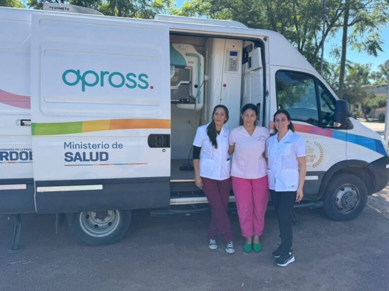 Mamógrafo móvil del programa APROSS + Cerca en una localidad del interior de Córdoba